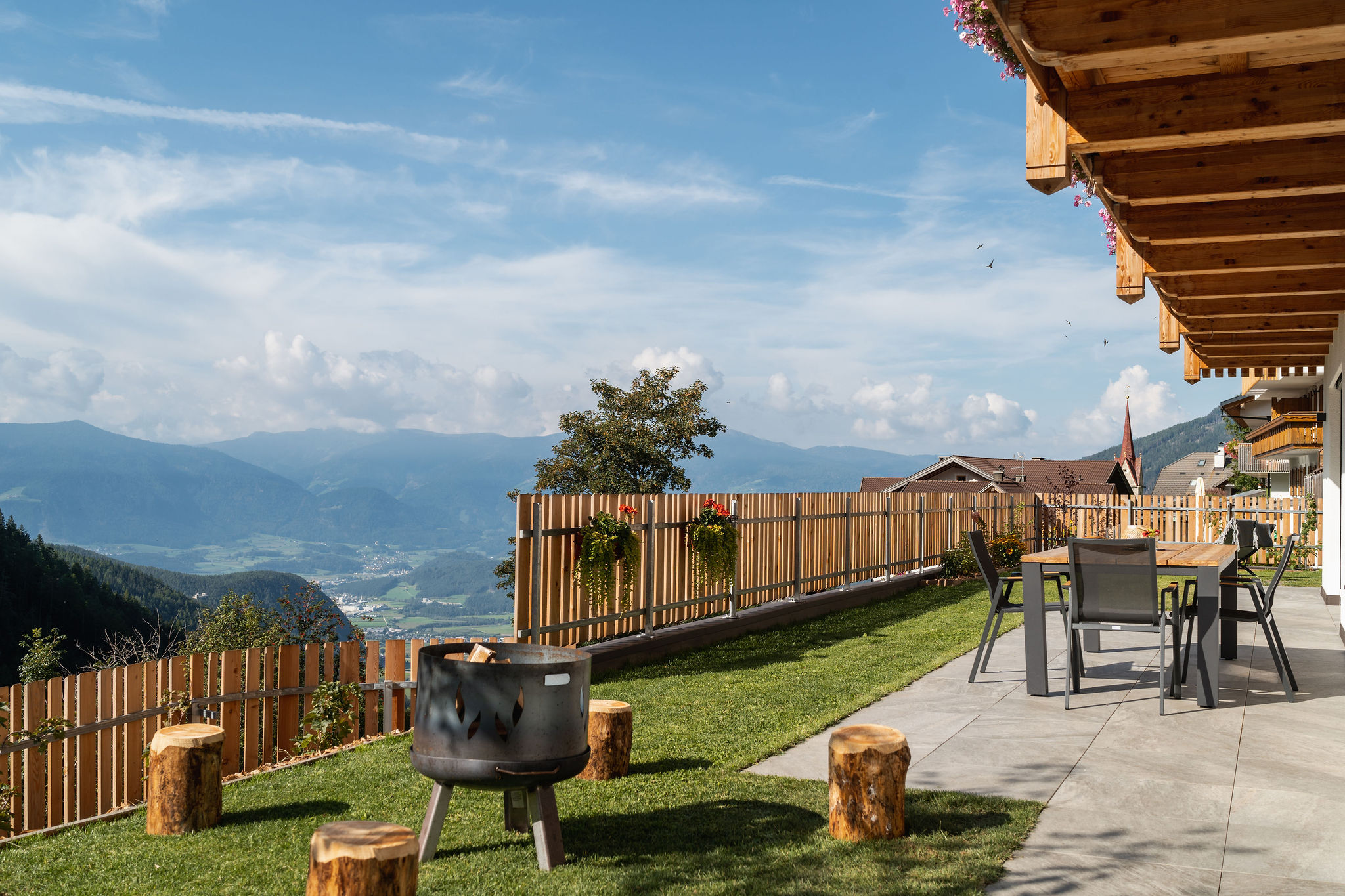 Garten und Terrasse am Huberhof mit Blick über das Tal bis zu den Bergen