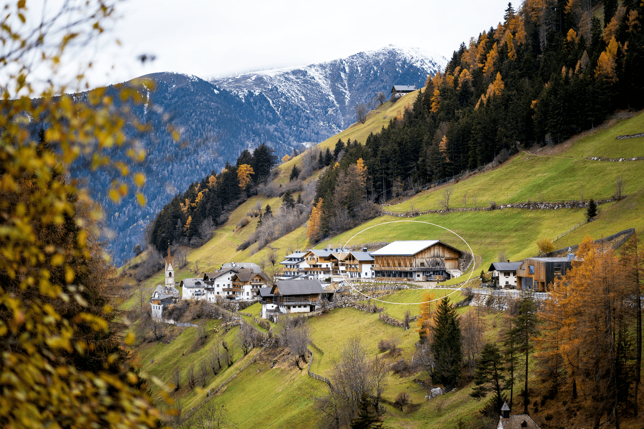 Das Bergdorf Mühlbach oberhalb von Gais im Herbst mit dem Huberhof